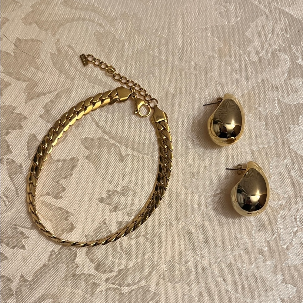 Elegant Gold Jewelry Set